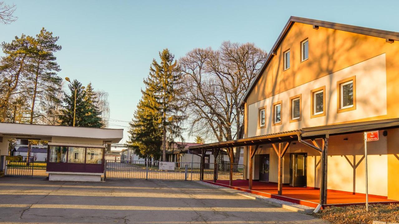Industrial Belisce Bed & Breakfast Екстериор снимка